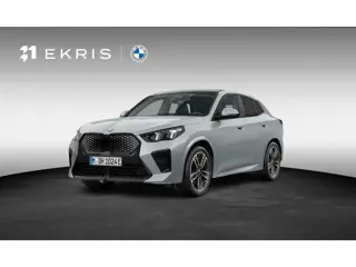 BMW iX2 eDrive20 67 kWh | M-Sport | Comfort Access | Massage | Elektrisch bediende stoel | Panoramad