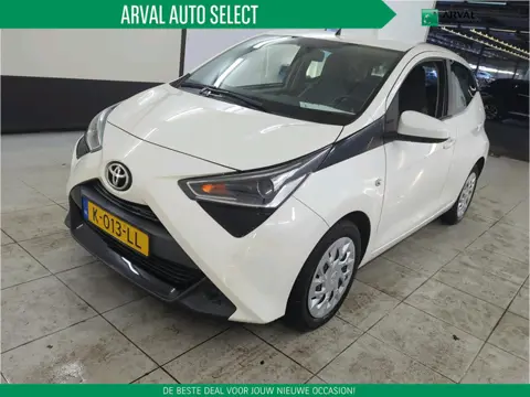 Toyota Aygo 1.0 VVT-i 72pk x-play | Navigatie via Apple CarPlay / Android auto | Camera | Airconditi
