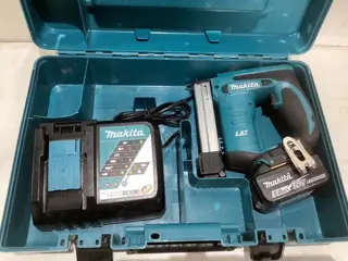 Gebruikte nietmachine Makita DST221