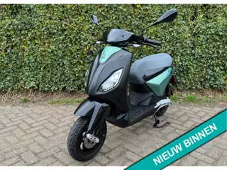 Piaggio One Elektrische Scooter 60 km Radius BETAAL MET in3