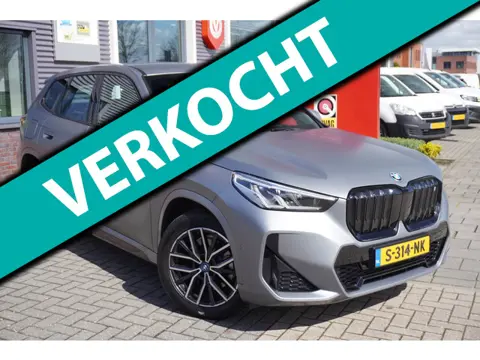 BMW IX1 XDrive30 Launch Edition 67 kWh / SOH 98,3 / Camera / Leder / HK / Sfeerverlichting / Trekhaa