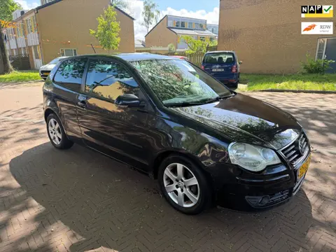 Volkswagen Polo AUTOMAAT / Airco / Parkeersensoren / Cruise control