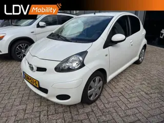 TOYOTA AYGO 1.0-12V Dynamic Navigator / Airco / Elek ramen / Navigatie / Documentatie en boekjes aanwezig.