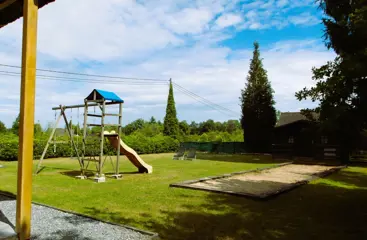 Ardennen leuke chalet sauna, houtkachel, petanquebaan, speeltuig, omheinde tuin, hond welkom