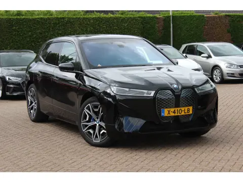 BMW iX M60 High Executive 112 kWh 27.972 km! / SOh 96,8% / Trekhaak / Panoramadak / 360Camera / Head