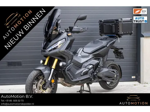 Honda X-ADV 750 | Akra| Mistlampen | Koffer | Smoked Windscherm