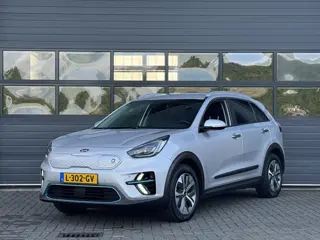 KIA E-NIRO DYNAMICPLUSLINE 64 kWh (100% SOH) I V/D EERSTE EIGENAAR I 3-FASE LADEN I SCHUIF/KANTELDAK