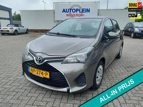 Toyota Yaris 1.0 VVT-i Trend In nederland nieuw geleverde goed onderhouden auto met navigatie,achter