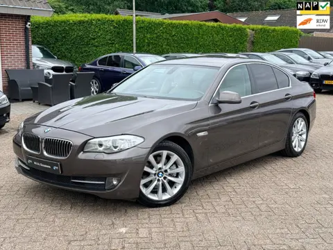 BMW 5-serie 520i Upgrade Edition|Nieuwe Ketting|Leder|Xenon|Navigatie|Climate control|Flippers|Cruis