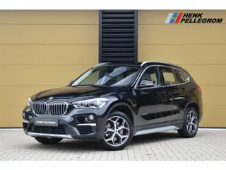 BMW X1 sDrive20i Centennial High Executive * Head-up * Sportstoelen * Trekhaak * LED * Sfeerverlicht