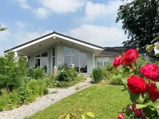 Rivieroever, vrijst. bungalow met kap, landhuisstijl