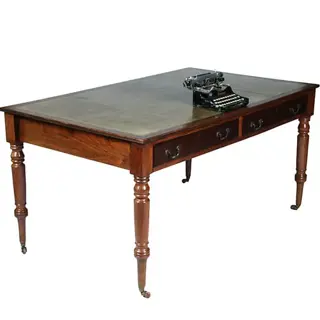 Engelse mahonie schrijftafel met groen  leer en twee laden ca 1880