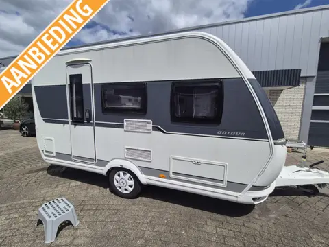 Hobby On Tour 390 SF Dwars bed, treinzit