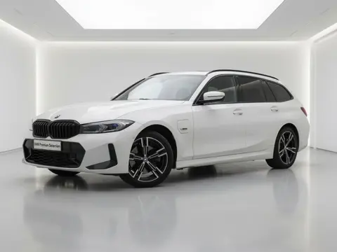 BMW 3 Serie Touring 330e xDrive | M-Sport | Panorama | Elek. Stoelverst. | HiFi Adapt. Led | Camera 