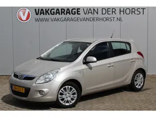 Hyundai i20 1.4i-101pk DynamicVersion. Voor de snelle beslisser, nette Hyundai ! Airco, 5-drs, radio