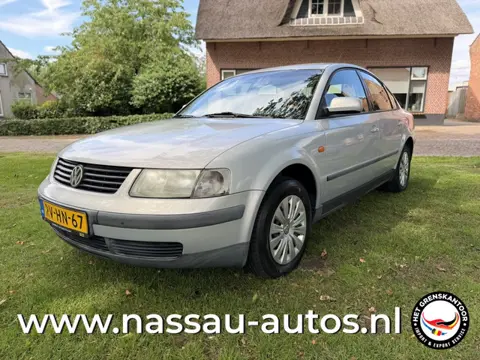 Volkswagen Passat 1.8-5V Trendline (bj 1997)