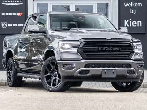 Dodge Ram 1500 5.7 V8 4x4 Crew Cab Night Edition | Pano-Dak | Groot Navi | Elektrisch Sidebars