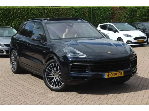 Porsche Cayenne 3.0 E-Hybrid / Trekhaak / Panoramadak / Camera / Head-up / 21'' / Achterasbesturing 
