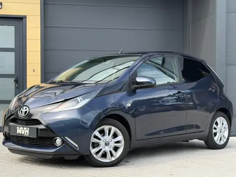 Toyota Aygo 1.0 VVT-i X-Joy - Climate - Camera - Cruise - Navigatie - Half Leder - OrigNL - NAP