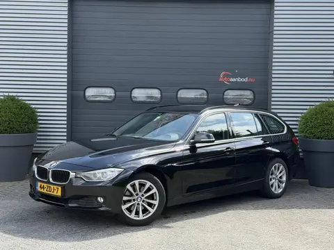 BMW 3-serie Touring 320d Upgrade Edition | Navigatie | Lederen Bekleding | Airco | Lichtmetalen Velg
