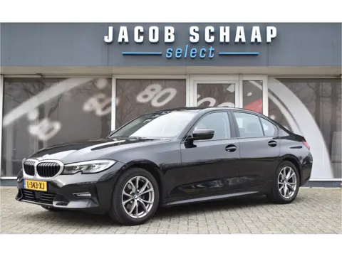 BMW 3-serie 320i High Executive / Carplay / Keyless / Navi / Parkeersensoren v+a / Stoelverwarming /