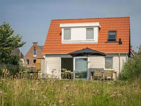 Midden in het dorp uitkijkend op de wijdse natuur