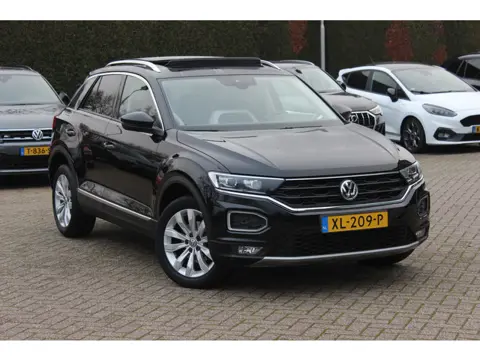Volkswagen T-Roc 1.5 TSI Sport / Trekhaak / Panoramadak / Virtual Cockpit / CarPlay / 17'' / LED Kop