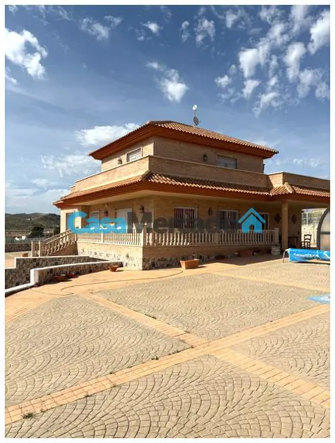 Ruime en uitstekend afgewerkte villa met zwembad, garage en prachtig uitzicht in Pinoso spanje