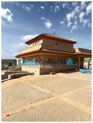 Ruime en uitstekend afgewerkte villa met zwembad, garage en prachtig uitzicht in Pinoso spanje