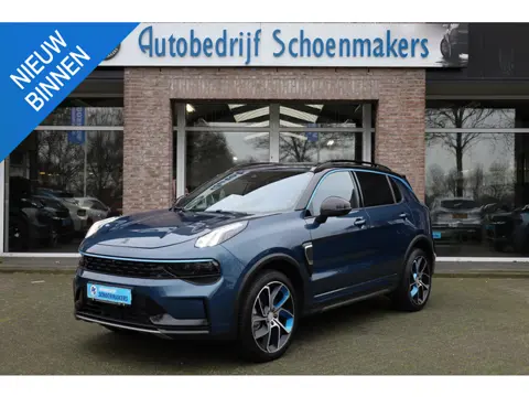 Lynk & Co 01 1.5 MY23! 6.6KWh! ZWARTE-HEMEL ROLHOES MY23 360-CAMERA PANO/SCHUIF INFINITY DAB NAVI CA