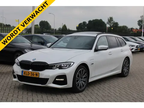 BMW 3 Serie Touring 330e High Executive M-SPORT SHADOW PANORAMADAK MEMORY 360-CAMERA KEY-LESS CARPLA