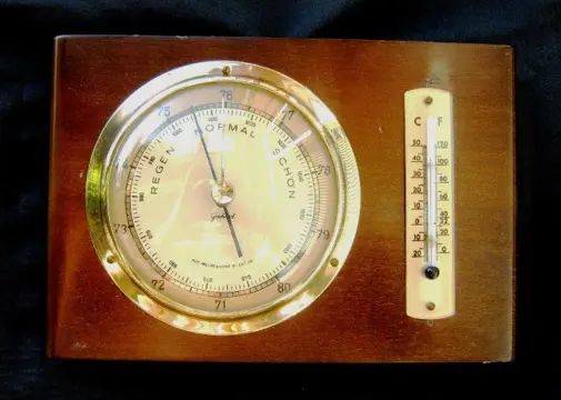 Baro-/thermometer,messing rand,hoogglans,hout,notenkl,zgst