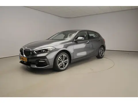 BMW 1 Serie 5-deurs 118i | LED | Leder | Navigatie | Sportstoelen | Stoelverwarming | DAB | Alu 17 i