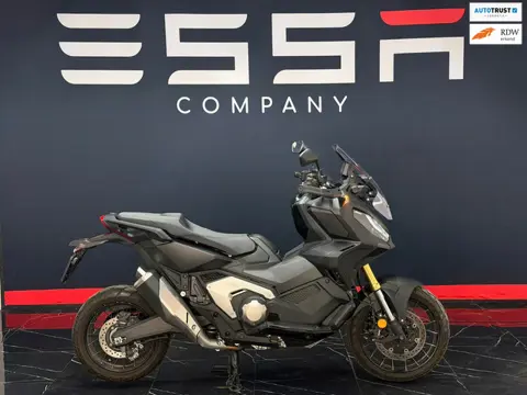Honda Scooter X-ADV 750 Black on Black Smoke LED