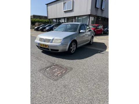 Volkswagen Bora 2.0 Comfortline Clima enz. Apk 24-08-2026 (prijs is zo mee) Prima rijdende Bora.