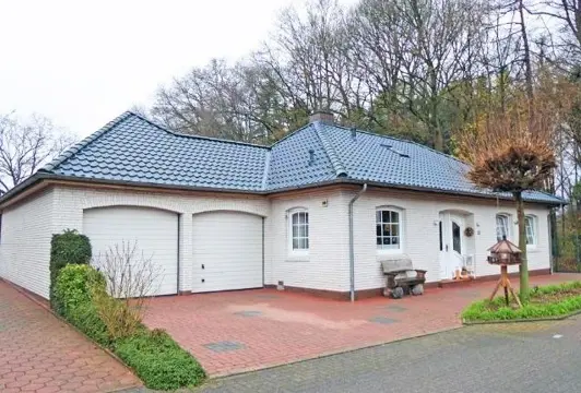 Fraaie walmdakbungalow met verdieping, NL-grens