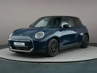 MINI 3-deurs Cooper E Favoured 40.7 kWh | Pakket L | Panoramadak | Comfort Access | Harman Kardon |