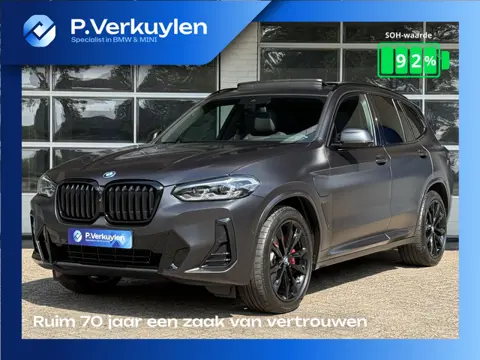 BMW X3 xDrive30e M SPORT | SPORTREMMEN ROOD | PANORAMA | 360 CAMERA | HEAD UP | ADAPTIEF ONDERSTEL |
