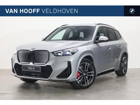 BMW iX1 eDrive20 M Sport / Trekhaak / Panoramadak / Sportstoelen /	Comfort Access / Head-Up / Harman