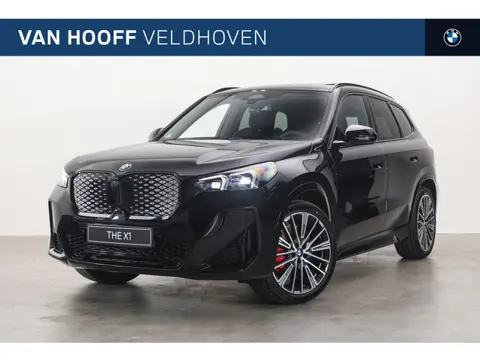 BMW iX1 eDrive20 M Sport / Panoramadak / Trekhaak / Sportstoelen / M Adaptief onderstel / Head-Up / 