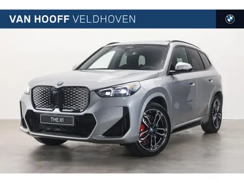 BMW iX1 eDrive20 M Sport / Panoramadak / Trekhaak / Sportstoelen / M Adaptief onderstel / Head-Up / 