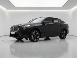 BMW iX2 eDrive20 67kWh | M-Sport | 19" | Voorbereiding Driving Assistant Plus | Camera | Nu 41.895,-