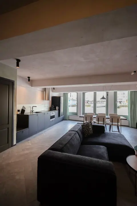 Woning aan de Warmoesstraat te Amsterdam