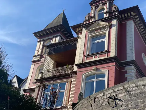 D855 Prachtige Jugendstilvilla met burchtzicht in Altena, Sauerland te Duitsland