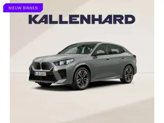 BMW iX2 eDrive20 M-Sport - Pano - Trekhaak - Memoryzetel - Stuurwiel Verwarmd