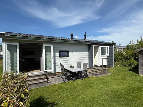Comfortabel modern chalet met ideale ligging op camping in De Koog