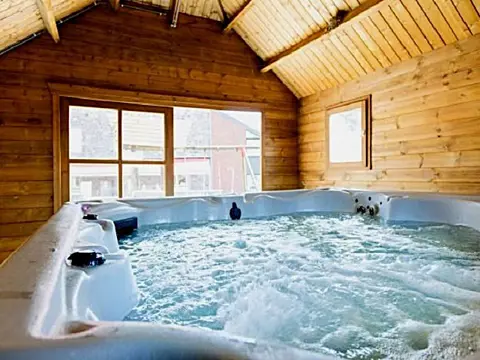 Ardennen 36 personen vakantiehuis met jacuzzi, sauna, speeltuig, petanque, trampoline, te Ciney