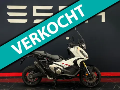 Honda Scooter X-ADV 750 Akrapovic LED