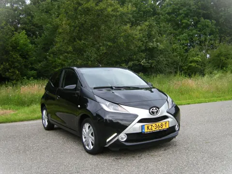 Toyota Aygo 1.0 VVT-i x-sport . 5 Drs . Airco . Cruiscontrol . LMV . Scherm met achteruit rij camera