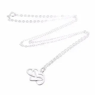 Liefde en oneindigheid in symbolisch hangertje aan ketting